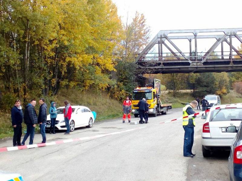 V bílém mercedesu na odstavném parkovišti u silnice E55 nedaleko Ševětína našli zraněného muže. Případ vyšetřují policisté.