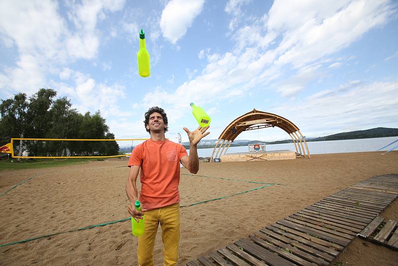 Barman David Neumann, mistra ČR a vicemistr Evropy ve Flair bartendingu. Kvůli pláži a baru Windy point se přestěhoval z Prahy na Lipno a předvádí tu každý víkend své umění.