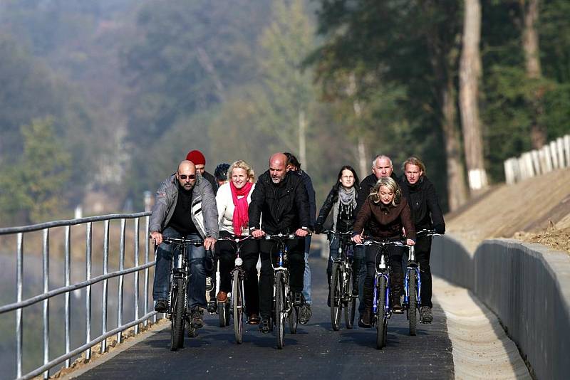 Zbrusu novou cyklostezku z Týna nad Vltavou do osady Břehy si mohou užívat milovníci kol. Brzy by měla cesta kolem řeky Vltavy pokračovat přes Hněvkovice do Litoradlic. 