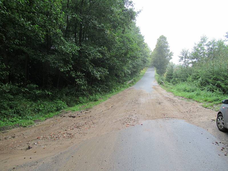 K nejvíce událostem vyjížděli hasiči na Táborsku, ucpávala se kanalizace, padaly stromy a voda se valila ulice i přes silnice. Následky jsou znatelné i v sobotu ráno.