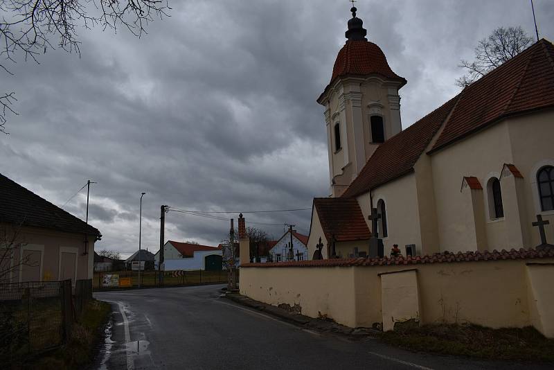 Fara a kostel v Dolních Slověnicích.