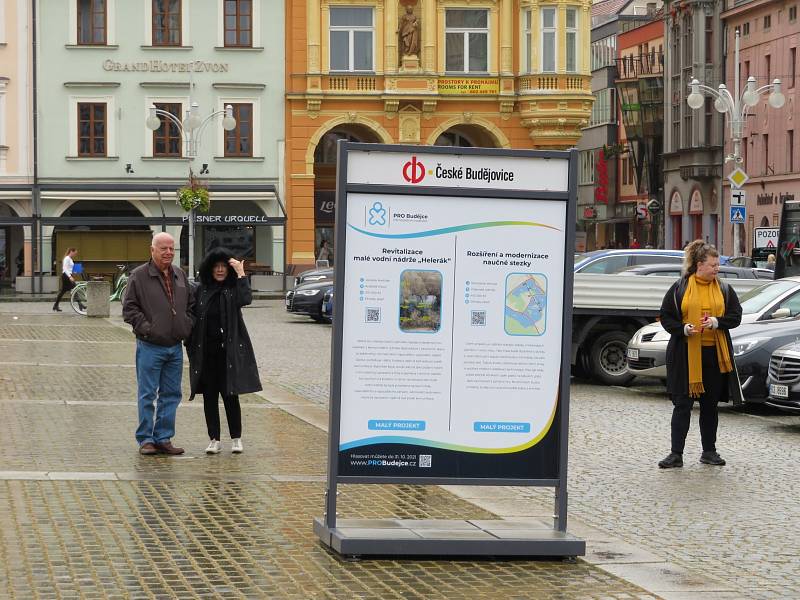 Výstava malých a velkých projektů na náměstí Přemysla Otakara II., pro které mohou občané hlasovat v rámci participativního rozpočtu do konce října.