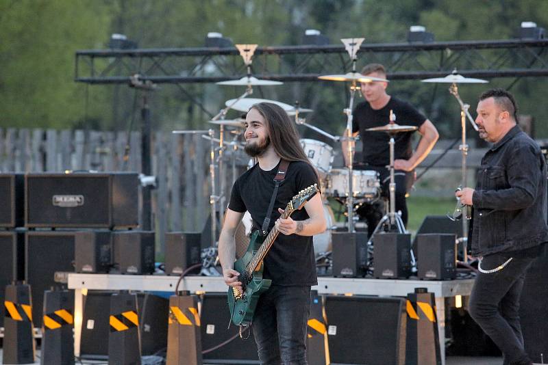 Muzikanti z hudební skupiny Seven natočili se svými přáteli videoklip, ve kterém bylo použito 63 výrobníků plamene a dalších 150 další podiových pyrotechnických efektů. Ohně připravil Tomáš Libich.