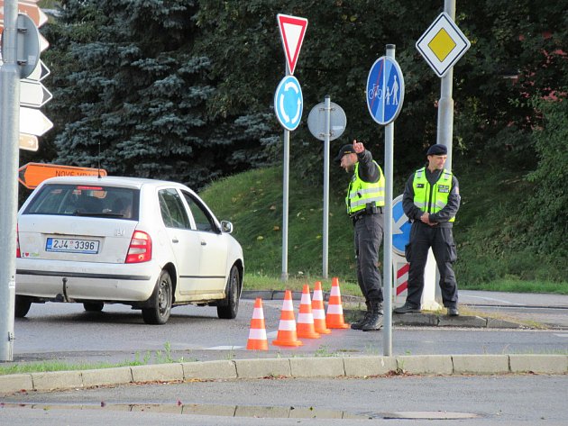 Za Štěpánovicemi ve směru na Třeboň se srazila tři auta.