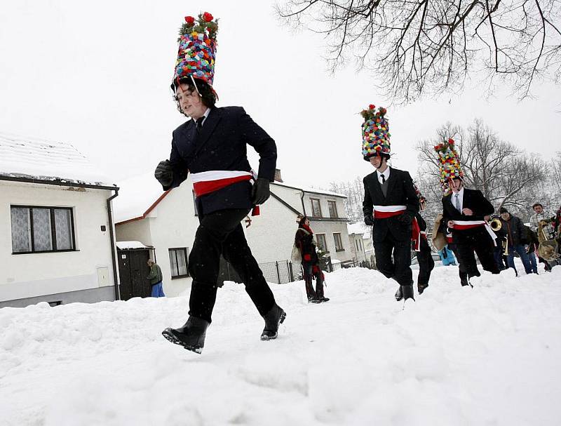 Tradiční mládenecká řůžičková koleda před začátkem masopůstu v Doudlebech.