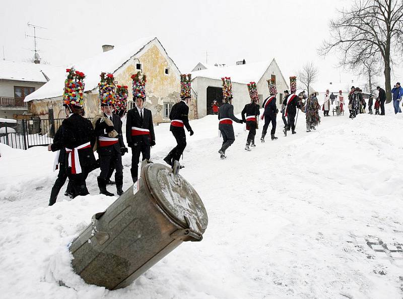 Tradiční mládenecká řůžičková koleda před začátkem masopůstu v Doudlebech.