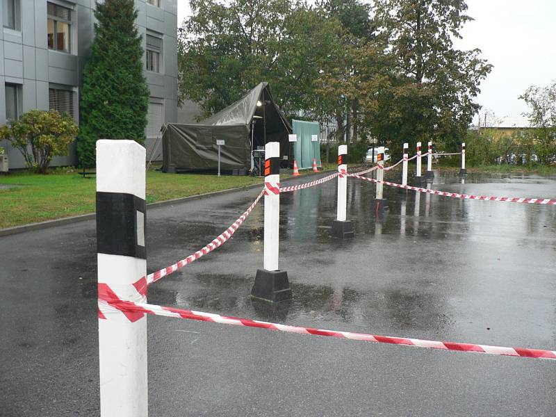 Stanoviště drive-in připravené pro parlamentní volby v českobudějovické Nemanické ulici.