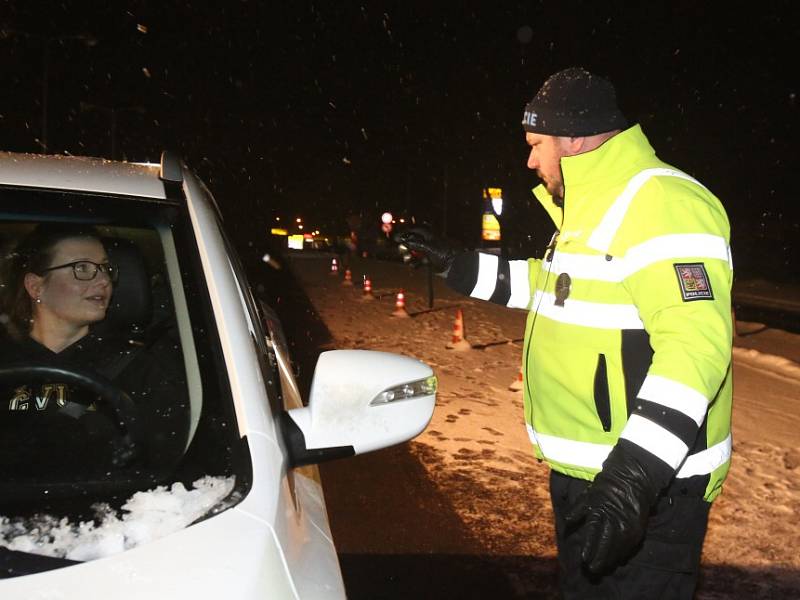 Policisté, kteří kontrolují auta na hraničním přechodu Dolní Dvořiště, zažívají nyní mrazivé noci, kdy teplota padá k minus deseti a ještě níž. Nejhorší pro ně je ledový vítr. Na snímku z neděle 17. ledna  policista Václav Novák.