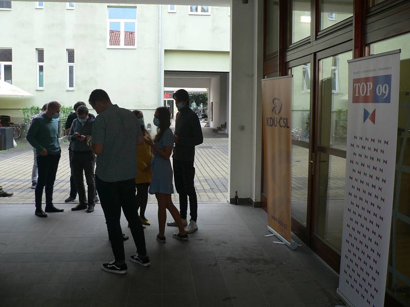 Volební výsledek přijali se spokojeností v koalici TOP 09 a KDU-ČSL - Společně pro jižní Čechy v sídle lidovců v Lannově třídě v Českých Budějovicích.
