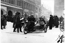 Zimní motocyklový závod Budějovice - Hradec - Tábor, budějovické náměstí Svobody, 1929. Foto ze sbírky fotografií a pohlednic Jiřího Dvořáka poskytl Státní okresní archiv České Budějovice.