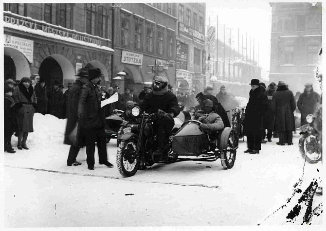 Zimní motocyklový závod Budějovice - Hradec - Tábor, budějovické náměstí Svobody, 1929. Foto ze sbírky fotografií a pohlednic Jiřího Dvořáka poskytl Státní okresní archiv České Budějovice.