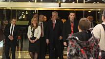 Prezident Miloš Zeman navštívil v úterý večer Lázně Aurora v Třeboni. U recepce na něj čekalo několik desítek lidí.