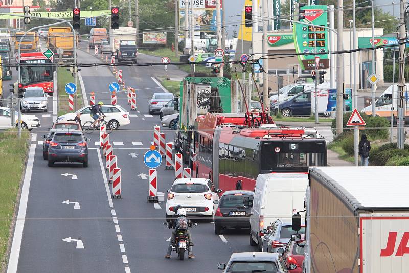 Rekonstrukci ulice Strakonická v Českých Budějovicích doprovázejí dopravní komplikace.