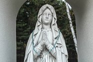 Socha Panny Marie s růžencem v nové kapličce stojí na kopci Baba mezi Boršovem a Vrábčí asi měsíc.
