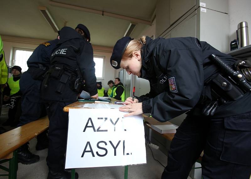 Jihočeští policisté cvičili na hranicích procedury spojené se zadržením migrantů a žadatelů o azyl. Roli uprchlíků sehráli při cvičení studenti policejní školy z Prahy – Hrdlořez.