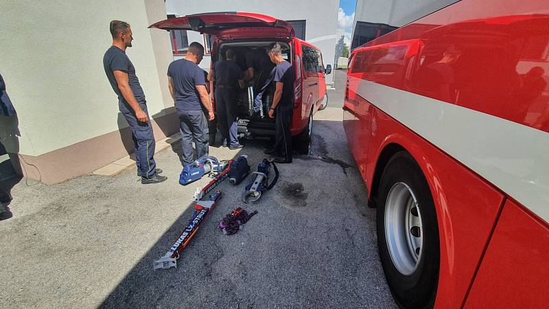 Dvacet jihočeských hasičů již celý den pomáhá v Lužici a Mikulčicích odstraňovat následky tornáda. Mezitím bylo připraveny a naloženy další auta materiálem a v 17. hodin vyrazilo na jih Moravy dalších osm hasičů.