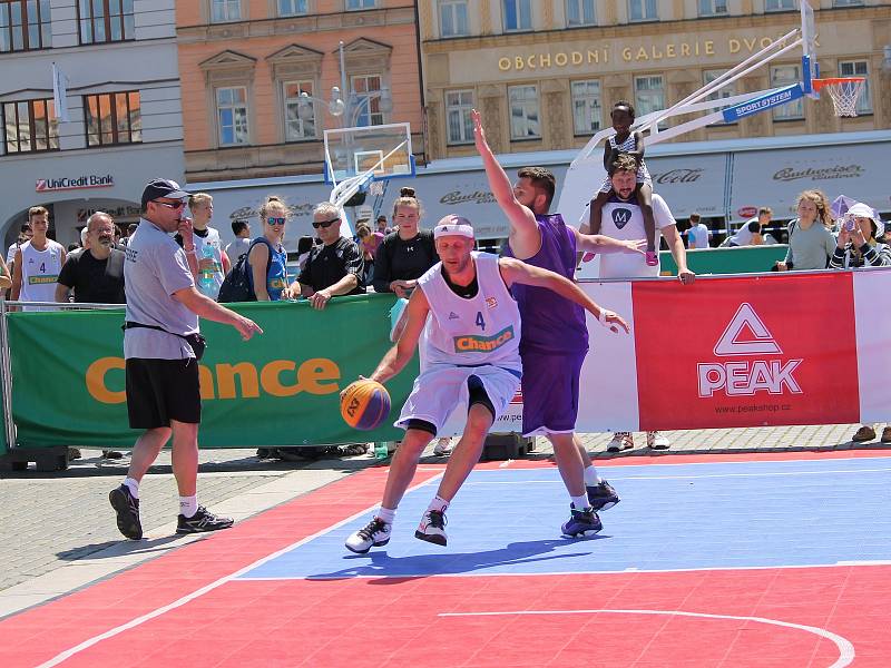 České Budějovice - Sobota 10. června patří na náměstí Přemysla Otakara II. v Českých Budějovicích basketbalu. Po roce tam dorazila Chance 3x3 Tour. U Samsona vyrostly čtyři kurty s mobilními koši.