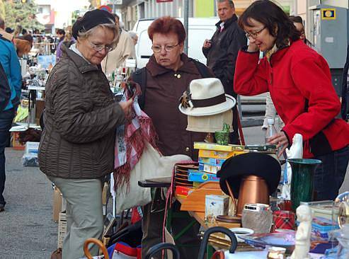 Ulice se promění v bazar.