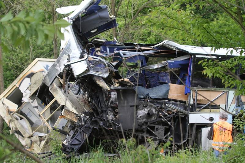 Vlak, v němž cestovaly děti na školní výlet, se ve čtvrtek ráno střetl u Hluboké s autobusem.