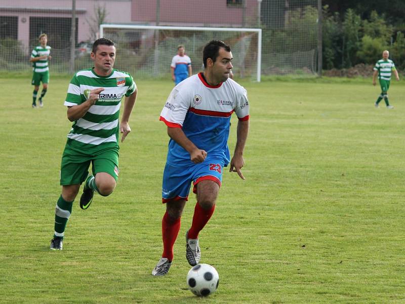 Fotbalisté Nemanic doma porazili ve šlágru okresního přeboru Planou 2:1. U míče stoper Benkovský.  