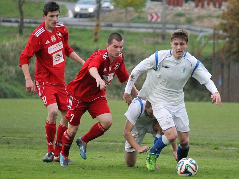 Ve šlágru I.A třídy fotbalisté Týna (v červeném) podlehli doma Olešníku 0:3 a přenechali mu druhé místo v tabulce.  