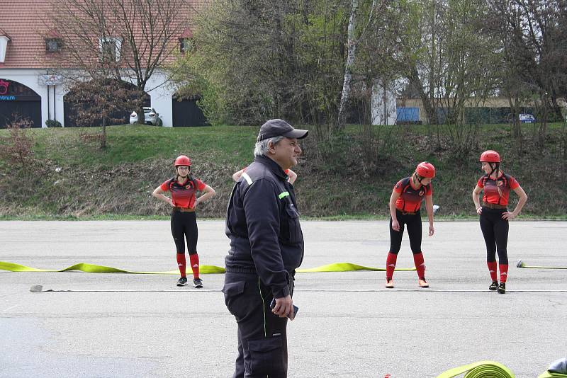 Na náplavce u Dlouhého mostu se hasiči utkali o pohár od primátora Českých Budějovic v první jarní soutěži.