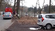 U Čejkovic na Českobudějovicku skončilo v neděli auto v rybníku. Hasiči museli pomoci řidiči a pak vozidlo vytáhnout.