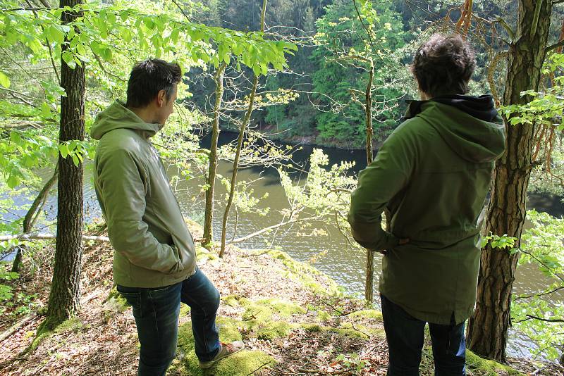 Na skále nad řekou kousek nad Purkarcem budují Hlubočtí via ferratu, zajištěnou lezeckou trasu.