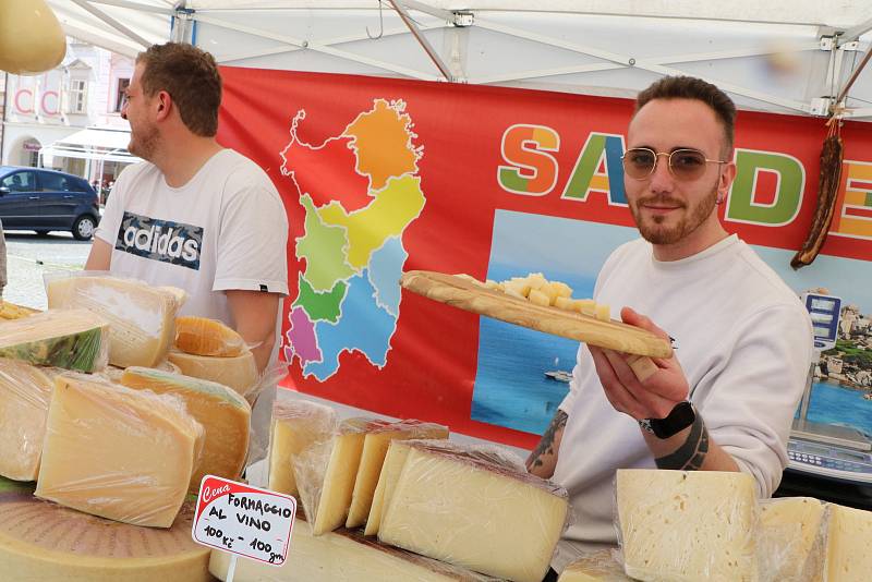 Voní to a chutná. Italové mají stánky na budějovickém náměstí.