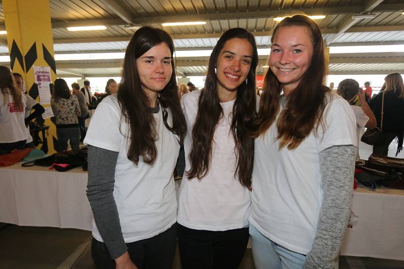 Na Kabelkový veletrh Deníku přišla i (zleva) Simona Lorencová, Eva Poslová a Aneta Cinádrová.