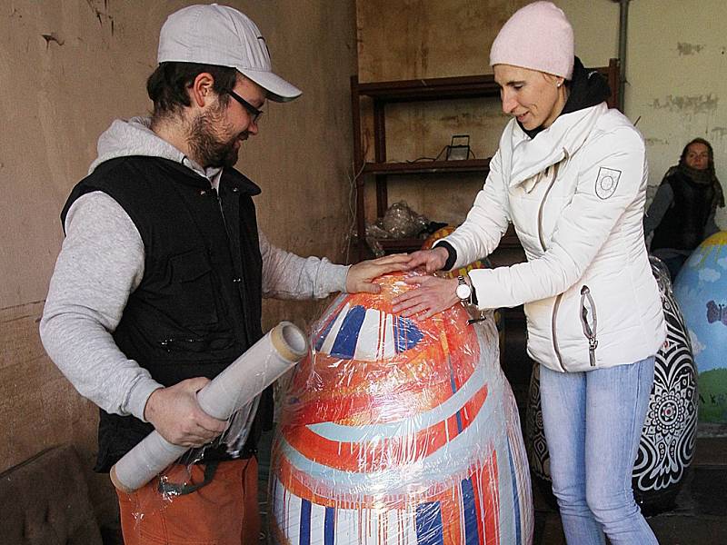 Obří kraslice zdobí zdobí zajímavá místa v Hluboké nad Vltavou