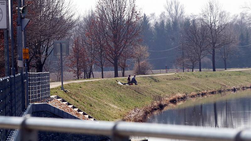 Lidé v parcích,u zámku Hluboká a českovrbenských rybnících