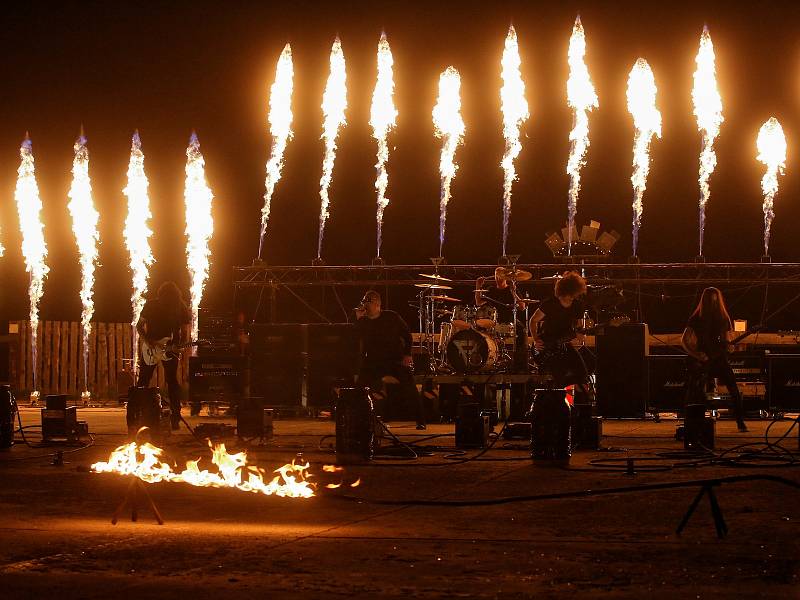 Muzikanti z hudební skupiny Seven natočili se svými přáteli videoklip, ve kterém bylo použito 63 výrobníků plamene a dalších 150 další podiových pyrotechnických efektů. Ohně připravil Tomáš Libich.