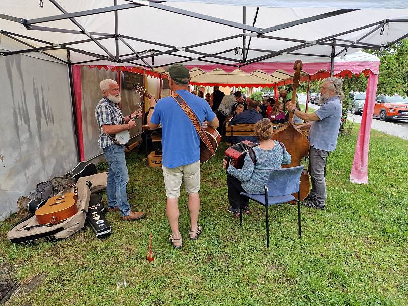 Muzikanti v ulicích Týna na nad Vltavou