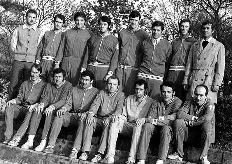 Škoda České Budějovice z ročníku 1973/74 (5. místo), zleva stojí trenér Václav Kouba, M. Dvořák, K. Pitner, Scheichl, Pohl, Lohonka, J. Zoch a vedoucí J. Hanč, dole zleva Novák, Čuda, Moureček, Peška,  Růžička, Hamáček a Procházka