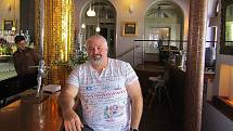 Devětatřicetiletý Pepa Nemrava z Borovan na Českobudějovicku nedá dopustit na restauraci Goldie na Žižkově náměstí v Táboře. Je to jeho srdeční záležitost.