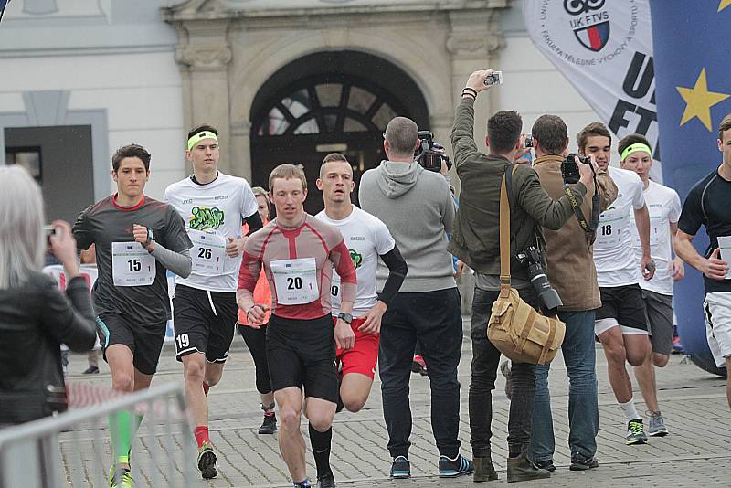 Štafetový maraton studentů se běžel na českobudějovickém náměstí Přemysla Otakara II.