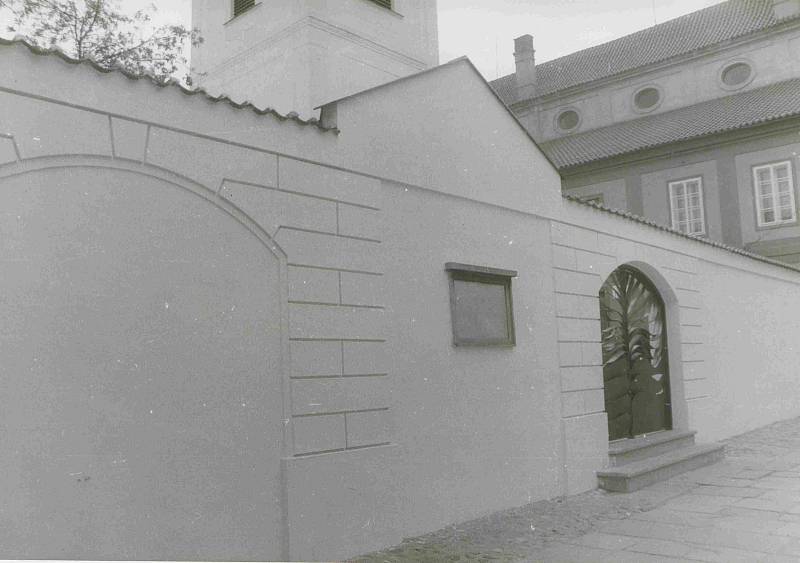 Vchod do bývalé klášterní zahrady po generální opravě. Foto ze sbírky fotografií a pohlednic Jiřího Dvořáka poskytl Státní okresní archiv České Budějovice