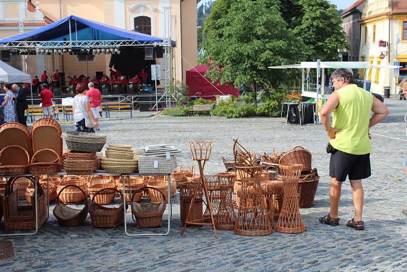 Sobotní městské slavnosti zasvětili Vltavotýnští známému loutkáři Matěji Kopeckému, který byl ve městě pohřben.