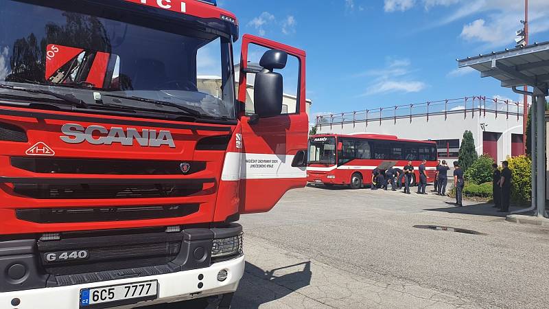 Dvacet jihočeských hasičů již celý den pomáhá v Lužici a Mikulčicích odstraňovat následky tornáda. Mezitím bylo připraveny a naloženy další auta materiálem a v 17. hodin vyrazilo na jih Moravy dalších osm hasičů.