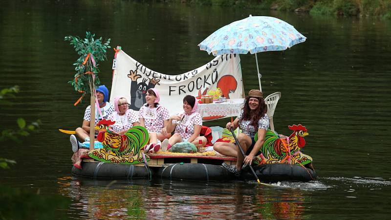 Plavská Benátská noc se musela obejít bez ohňostroje. Vynahradila to nápaditá plavidla a veselé masky