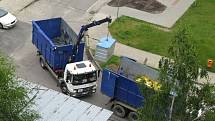 Pracovníci společnosti .A.S.A. v pátek odváželi kontejnery z ulic českobudějovického sídliště Máj.