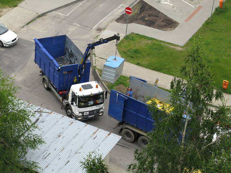 Pracovníci společnosti .A.S.A. v pátek odváželi kontejnery z ulic českobudějovického sídliště Máj.