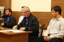 Obžalovaní Dalibor A. (druhý zleva, v zákrytu za obhájcem Janem Tarabou) a Lukáš M. (zcela napravo) se zpovídají u soudu z útoku na bývalého budějovického primátora Juraje Thomu.