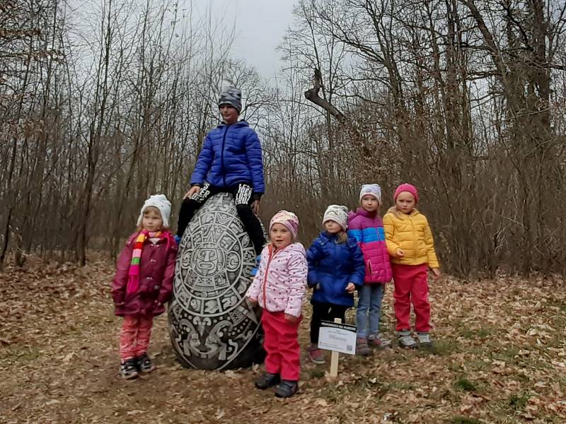 Velikonoce na Hluboké jsou pestrobarevné, malované betonové kraslice zdobí zámecký park i trasy okolo Staré obory či hlubockých rybníků.