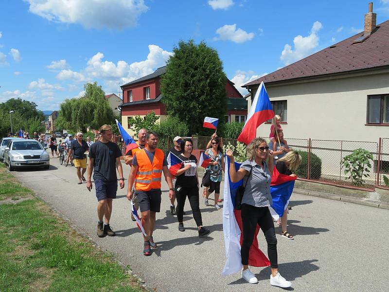 V pátek 16. července vyrazila jízda svobody z Českých Budějovic do Včelné. Potom se průvod vydal pěšky před dům Františka Mareše.