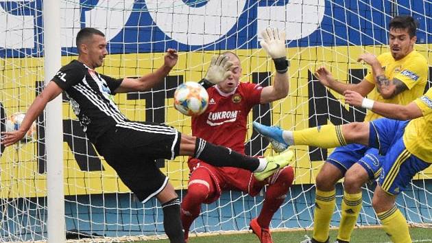 Tři body naposledy fotbalisté Dynama uhráli v 8. kole doma se Zlínem (na snímku Ivan Schranz před zlínským gólmanem Dostálem), uspějí i v neděli s Bohemians?