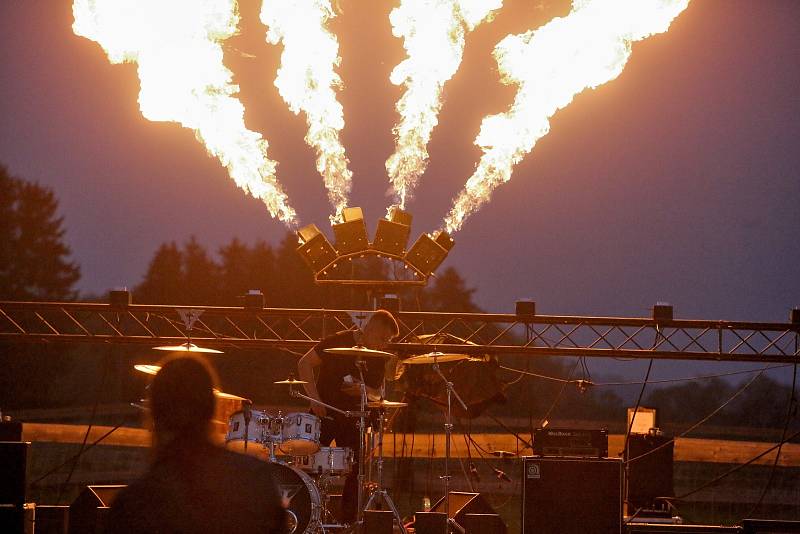 Muzikanti z hudební skupiny Seven natočili se svými přáteli videoklip, ve kterém bylo použito 63 výrobníků plamene a dalších 150 další podiových pyrotechnických efektů. Ohně připravil Tomáš Libich.