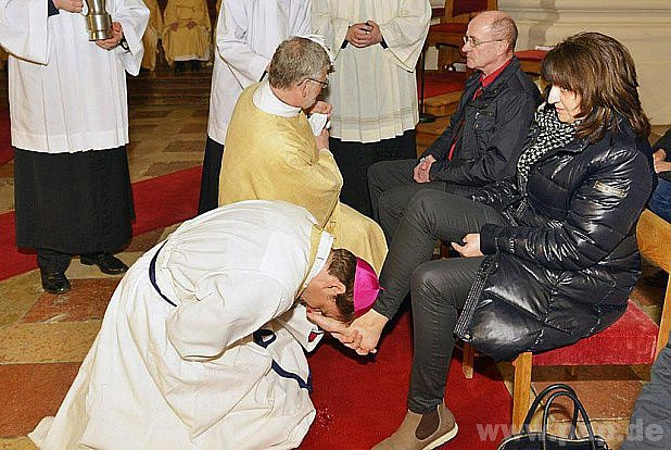 Nohy myje pasovský biskup Stefan Oster.
