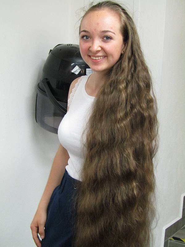 Osmnáctiletá Andrea Krebsová z Českých Budějovic se nechala poprvé v životě ostříhat a své dlouhé vlasy věnovala onkologickým pacientům a dětem prostřednictvím Nadačního fondu Daruj vlasy. Její sen jí pomohly splnit kadeřnice Střední školy Jeronýmova.